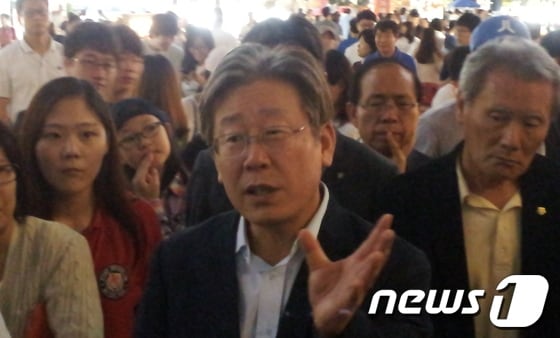 이재명 성남시장이 성남보호관찰소 분당 서현동 기습이전과 관련해 '관찰.교육대상자 관찰소 출입 제한'이라는 해법을 제시하고 나섰다. 하지만 구체적 실천 방안이 제시되지 않은 '허울뿐인 제안'이라는 비판이 일고 있다. 사진은 이 시장이 한참 시위가 진행중인 8일 저녁 8시께 서현동 문화거리에서 시민들과 노상방담을 하고 있는 모습. © News1 정원평기자