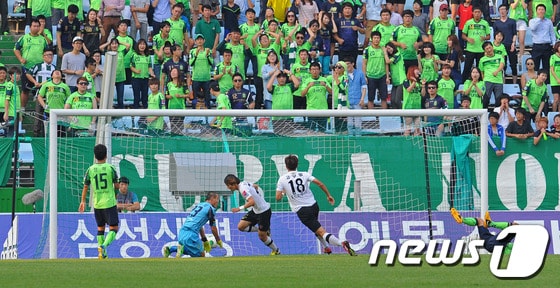 10일 오후 현대오일뱅크 K리그 클래식 전북현대 모터스와 포항 스틸러스 경기에서 포항의 노병준 선수가 전반에 첫골을 성공시키고 있다.2013.9.8/뉴스1 © News1   김대웅 기자