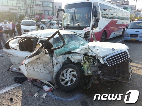 8일 오후 4시45분께 경남 고성군 고성읍 동외리 14번 지방도로에서 발생한 교통사고 현장. <경남소방본부 제공>© News1 