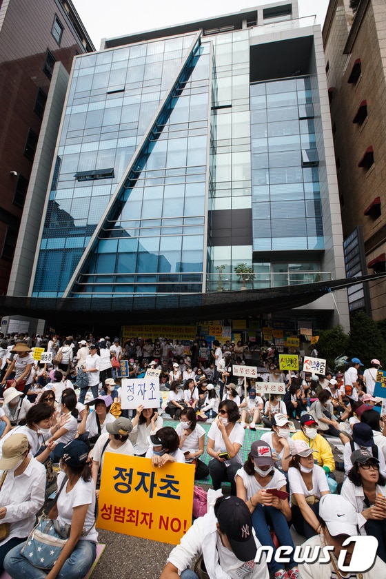 '성남보호관찰소 이전 반대를 위한 분당학부모비상대책위원회' 학부모들이 9일 오전 경기 성남시 서현동 성남보호관찰소 앞에서 침묵 농성을 펼치며 관찰소 직원들의 출근을 저지하고 있다. 수원보호관찰소 성남지소(성남보호관찰소)는 성남구 수진동에서 지난 4일 새벽을 이용해 서현동으로 기습 이전했으며, 뒤늦게 이 같은 사실을 알게 된 분당구민들의 거센 반발을 불러 일으켰다.비대위는 '성남보호관찰소 즉시 이전' 요구가 관철될 때까지 서명 운동, 시위 지속, 등교 거부 등 고강도의 투쟁을 이어갈 방침이라고 밝혔다. 2013.9.9/뉴스1 © News1   유승관 기자