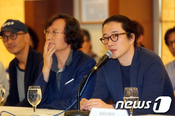 백승우 감독이 9일 오전 서울 프레스센터에서 열린 영화 '천안함 프로젝트' 상영중단에 대한 영화인 기자회견에 참석해 자신의 입장을 발표하고 있다. /뉴스1   © News1   