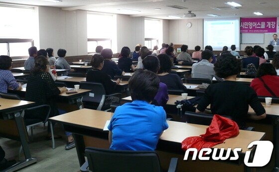 2015광주하계유니버시아드대회의 외국어 자원봉사자 육성 프로그램인 '유니버시아드 외국어 스쿨'이 9일 광주대학교 등에서 오리엔테이션을 갖고 일제히 시작됐다.© News1