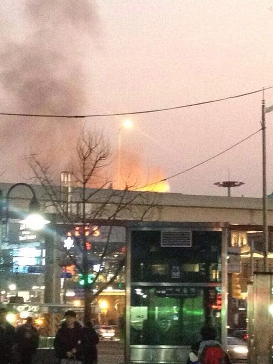 31일 오후 5시30분쯤 서울 중구 서울역 고가도로에서 신원이 확인되지 않은 남성이 분신자살을 시도했다. (트위터) 2014.1.1/뉴스1 © News1