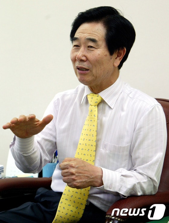정호조 철원군수가 11일 오전 군수실에서 신년 인터뷰를 통해 군정 성과를 설명하고 있다.정 군수는 경기도 포천시 관인상수원 보호구역 해제에 청신호가 켜지면서 2000만 수도권 관광객이 밀집할 수 있는 한탄강 개발을 본격화할 전망이라고 밝혔다.2014.1.11/뉴스1 © News1 이예지 기자