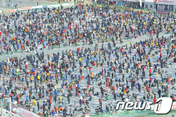 11일 화천 산천어 축제를 찾은 관광객들이 얼음낚시터를 가득 메우고 있다. 2014.01.11/뉴스1 © News1 홍성우 기자