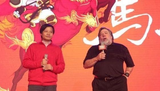 워즈니악(오른쪽) 애플 공동창업자가 지난 10일 중국 베이징 샤오미 본사에서 레이 준 샤오미 창업자 겸 최고경영자(CEO)와 함께 샤오미의 올해 전략 성공 가능성을 전하고 있다. (사진출처=샤오미 웹 사이트) © News1