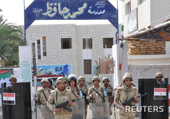 국민투표소로 활용될 한 학교를 경계하고 있는 이집트 군인들. © 로이터=뉴스1 