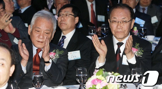 지난 14일 오후 서울 태평로 프레스센터에서 열린 ‘CBS 창사60주년 비전 선포식’에 참석한 민주당 김한길 대표(왼쪽)와 새누리당 황우여 대표가 박수를 치고 있다. 2014.1.14/뉴스1 © News1 사진공동취재단