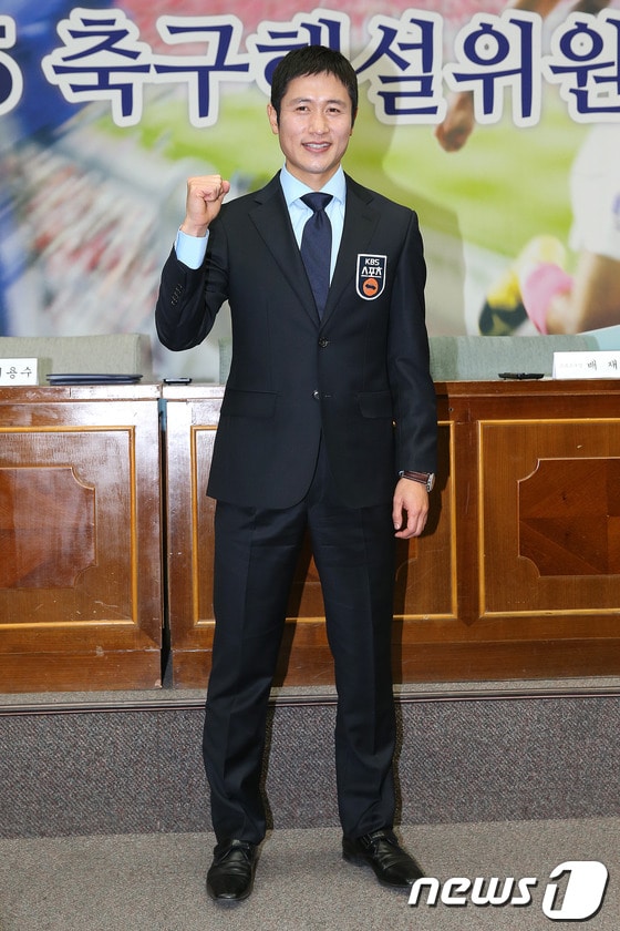 이영표 전 축구선수가 16일 오후 서울 영등포구 여의도 KBS신관 국제회의실에서 열린 &#39;이영표 축구해설위원 위촉식 간담회&#39;에 참석해 포즈를 취하고 있다. 2014.1.16 스타뉴스/뉴스1 © News1   &#40;서울=뉴스1&#41;