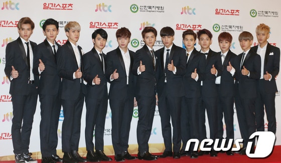 그룹 엑소(EXO)가 16일 오후 서울 동대문구 휘경동 경희대학교 평화의 전당에서 열린 제28회 골든디스크시상식에 참석해 포즈를 취하고 있다. 2014.1.16 뉴스1 © News1   