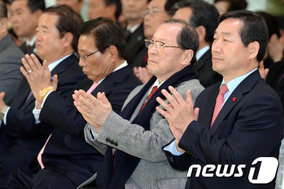 김중위 전 환경부 장관(오른쪽에서 두번째) /뉴스1