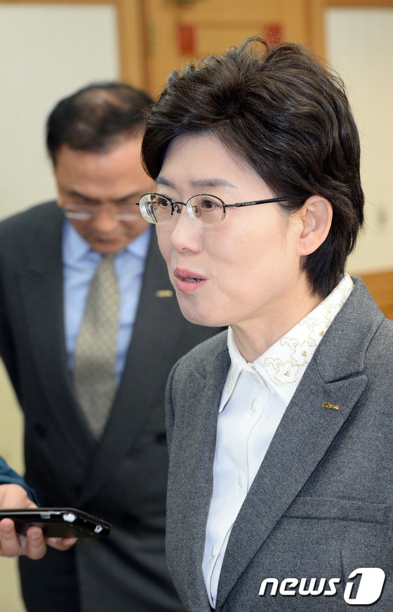 최연혜 코레일 사장이 17일 오전 대전시청 10층 응접실에서 인사청탁 파문과 관련, 기자들의 질문에 답하고있다.최 사장은 16일 새누리당 황우여 대표를 만나