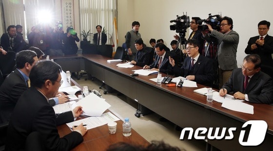 여인홍 농림축산식품부 차관&#40;오른쪽에서 두번째&#41;이 17일 오후 서울 여의도 국회에서 열린 조류인플루엔자&#40;AI&#41; 발생 관련 긴급당정협의에서 상황 보고를 하고 있다. 2014.1.17/뉴스1 © News1   허경 기자