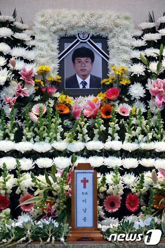 지난해 31일 박근혜 대통령의 퇴진과 국정권 대선개입 특검을 요구하며 서울역 앞 고가에서 분신해 숨진 고 이남종(40)씨의 빈소가 2일 새벽 서울 영등포구 영등포동 한강성심병원 장례식장에 마련돼 있다. 2014.1.2/뉴스1 © News1 이광호 기자