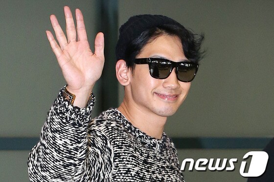 정규 6집 '레인 이펙트'로 컴백을 앞둔 가수 비가 싱가포르 공연을 마치고 2일 오전 인천국제공항을 통해 입국하고 있다. 2014.1.2 스타뉴스/뉴스1 © News1   