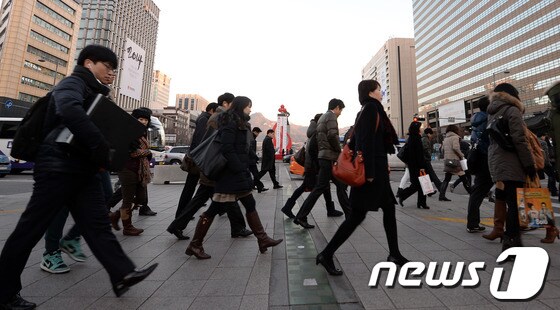[자료] 서울 세종로 네거리에서 직장인들이 출근을 하고 있다. 2014.1.2/뉴스1 © News1   양동욱 기자