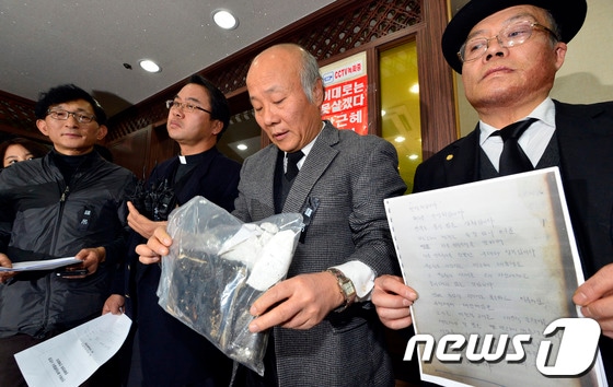 서울역 앞 고가도로 위에서 분신 사망한 이남종(40)씨와 관련해 2일 오후 서울 여의도 한강성심병원 장례식장에서 가칭 민주투사 고 이남종 열사 시민장례위원회 위원들이 기자회견을 하고 있다. 장례위는 기자회견을 통해 이씨의 유서와 유품을 공개했다.2014.1.2/뉴스1 © News1 최영호 기자
