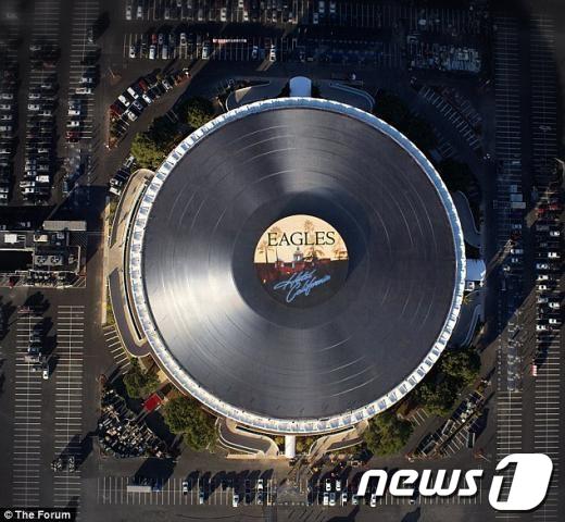 124m 거대 레코드판(온라인커뮤니티)© News1