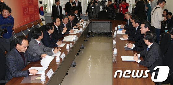 새누리당과 정부가 20일 오후 서울 여의도 국회에서 당정협의를 갖고 신용카드사 개인정보 유출 사고에 대한 재발방지대책을 논의하고 있다. 2014.1.20/뉴스1 © News1 허경 기자