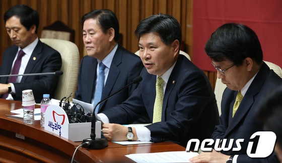 홍문종 새누리당 사무총장이 21일 오전 서울 여의도 국회에서 열린 원내대책회의에서 발언을 하고 있다. 2014.1.21/뉴스1 © News1 송원영 기자