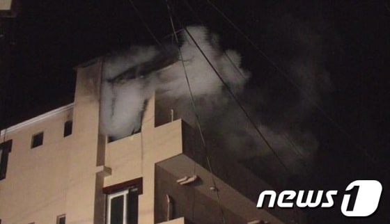 22일 오후 11시 31분께 경남 양산시 하북면 모 여관 4층 객실에서 발생한 화재현장.<경남소방본부 제공> © News1 