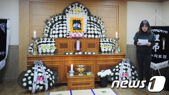 23일 원주 귀래 사랑의 집 피해자 故 장성희씨의 장례식이 사망 12년 만에 거행됐다. 사건 가해자인 귀래사랑의 집 장 원장의 방치로 차디찬 영안실에 갇혀 있던 장씨가 사진 속에서 활짝 웃고있다.2014.1.23/뉴스1 © News1 권혜민 기자