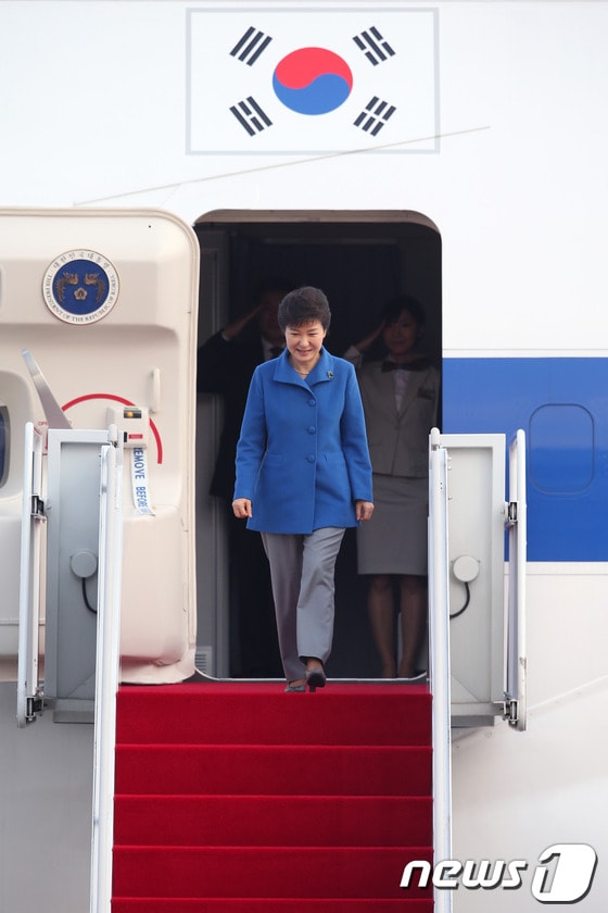 박근혜 대통령이 7박9일 간의 인도·스위스 순방을 마치고 23일 오후 서울공항을 통해 귀국해 전용기를 나서고 있다. 2014.1.23/뉴스1 © News1   한재호 기자