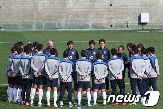 축구 국가대표팀이 북중미의 복병 코스타리카와 평가전을 앞두고 24일 미국 캘리포니아주 LA 메모리얼 콜리세움 경기장에서 훈련을 하고 있다.홍명보 감독이 선수들에게 훈련에 관한 설명을 하고 있다.2014.1.24/뉴스1 © News1 (로스앤젤레스(미국)=뉴스1) 이광호 기자