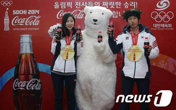 바이애슬론 문지희, 이인복 선수가 2014년 소치 동계올림픽 결단식 행사에서 포토타임을 갖고 있는 모습. (한국 코카콜라 제공) 2014.1.24/뉴스1 © News1 