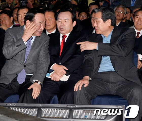 새누리당 서청원 의원&#40;왼쪽&#41;과 김무성 의원&#40;오른쪽&#41;이 지난 25일 오후 인천광역시 중구 숭의아레나파크 컨벤션센터에서 열린 이학재 새누리당 의원 출판기념회에 참석해 인사를 나누고 있다. 2014.1.25/뉴스1 © News1 최영호 기자