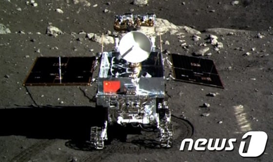 중국 최초의 월면탐사차 옥토끼호©AFP=News1