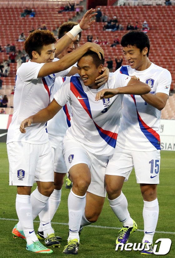 26일 미국 캘리포니아주 LA메모리얼 콜리세움 경기장에서 열린 한국 축구국가대표팀과 코스타리카의 평가전에서 한국의 김신욱이 첫골을 성공시킨뒤 동료선수들의 축하를 받고 있다.2014.1.26/뉴스1 © News1   (로스앤젤레스(미국)=뉴스1) 이광호 기자
