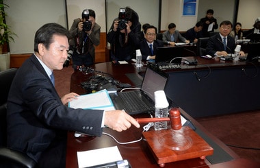 신제윤 금융위원장(사진 왼쪽)이 26일 오전 서울 중구 금융위원회에서 열린 금융위 임시회의에서 회의를 알리는 의사봉을 두드리고 있다.신 위원장은 