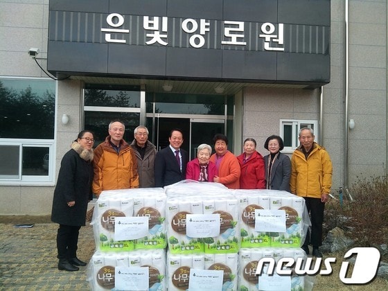 설 명절을 앞두고 충북 청주 지역 불우이웃을 돕기 위한 온정의 손길이 이어지고 있다. 24일 은빛양로원을 방문한 이충근 상당구청장 © News1