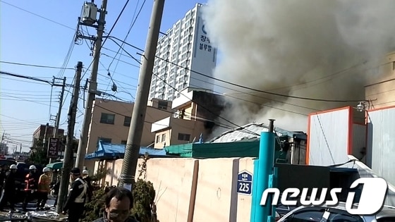 27일 오후 12시27분께는 부산 사상구 주례동의 한 신발제조공장에서 발생한 화재현장. <부산소방본부 제공> © News1 