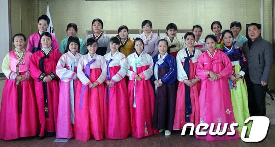 27일 춘천시다문화가족지원센터는 설 명절을 맞아 '결혼이민자 명절 체험 행사'를 개최했다.(사진제공=춘천시다문화가족지원센터)2014.1.27/뉴스1© News1