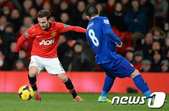 맨체스터 유나이티드 후안 마타가 29일(한국시간) 잉글랜드 맨체스터 올드트래포드에서 열린 2013-2014 잉글랜드 프리미어리그 23라운드 카디프시티와의 경기에서 돌파를 시도하고 있다.© AFP=News1