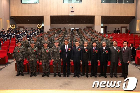  한국교통대학교  학생군사교육단(단장 조병수 대령)이 창설 1주년을 맞이해 3일 오전 11시 충주캠퍼스 국제회의장에서 공군학군단 창설 1주년 기념식을  개최했다. 사진제공=한국교통대학교© News1  