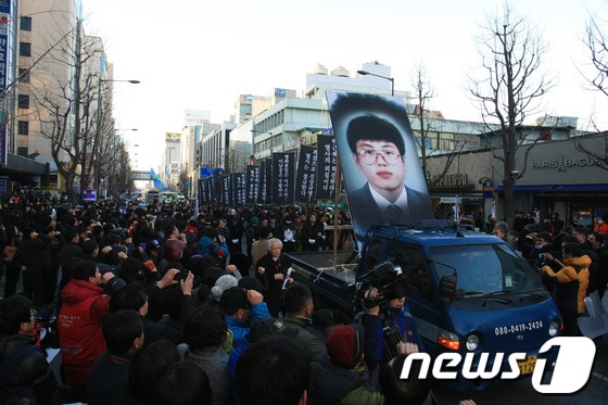 4일 오후 광주 동구 금남로에서 '고(故) 이남종 민주열사 노제'가 엄수되고 있다. 고인은 지난해 12월 31일 '박근혜 대통령의 퇴진'과 '국정원 대선개입 특검'을 요구하며 서울역 앞 고가에서 분신했다. 2014.1.4/뉴스1 © News1 김태성 기자