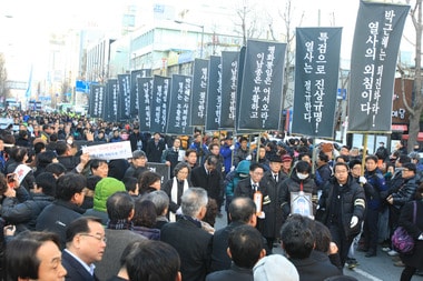 '박근혜 사퇴, 특검 실시'를 외치며 서울역 앞 고가도로에서 분신해 숨진 고 이남종(40)씨의 영결식이 4일 오후 광주 금남로에서 진행됐다. 2014.1.4/뉴스1 © News1 김태성 기자