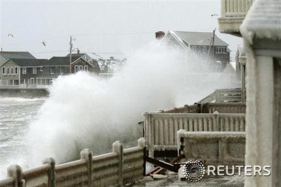 미 북동부에 혹한이 들이닥친 지난 3일 매사추세츠 주 해변가의 얼어붙은 주택들에 파도가 몰 아치고 있다. © 로이터=뉴스1