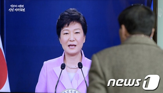 6일 오전 서울 용산구 서울역 대합실에서 한 시민이 박근혜 대통령의 첫 신년 기자회견 생중계를 지켜보고 있다. 이날 박 대통령은 기자회견을 통해