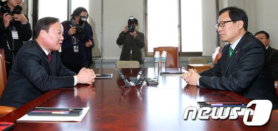 국정원 개혁특위 새누리당 김재원, 민주당 문병호 간사가 6일 오후 서울 여의도 국회에서 열린 간사 협의에 참석해 대화를 나누고 있다.지난 임시국회에서 국정원의 정치활동 금지 등 7개 개혁법안을 합의·통과시킨 여야는 오는 2월 말까지 국정원의 정보, 대테러 기능 강화를 목표로 추가 논의를 이어간다. 2014.1.6/뉴스1 © News1   오대일 기자