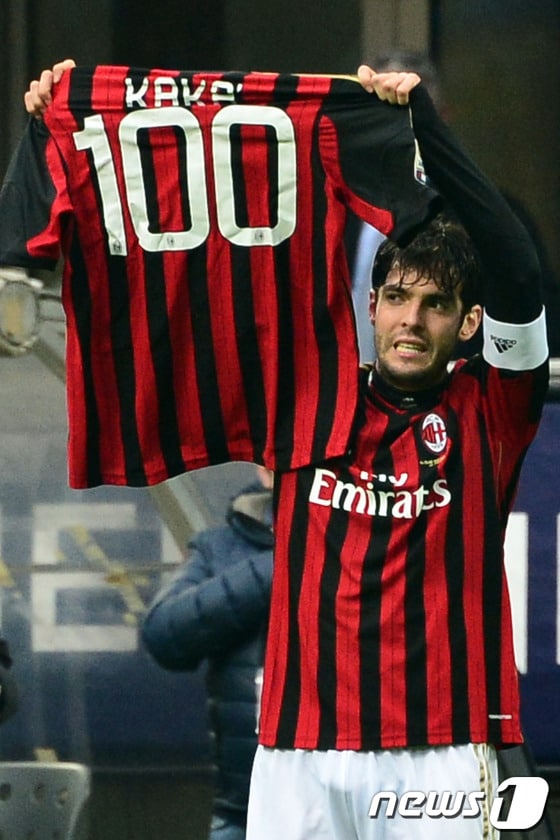 AC밀란 소속 100호골을 터뜨린 카카가 특별 제작된 유니폼을 들어보이고 있다.  © AFP=News1  