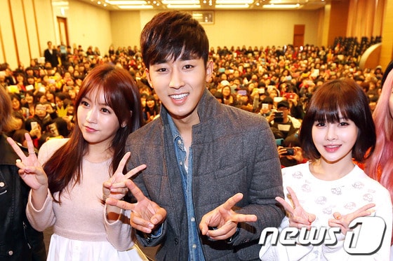 배우 손호준, 그룹 티아라가 7일 오후 전남 순천시 조례동 에코그라드호텔에서 열린 팬 사인회에 참석해 포즈를 취하고 있다. 2014.1.7 스타뉴스/뉴스1 © News1 (순천(전남)=뉴스1)