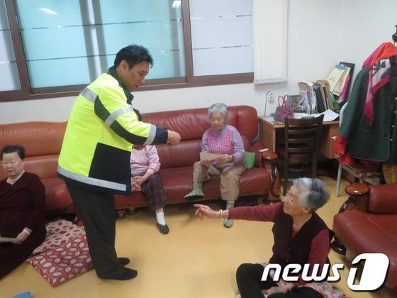7일 부평경찰서가 산곡동 경남3차아파트 노인들을 대상으로 교통안전 교육을 실시하고 있다. © News1