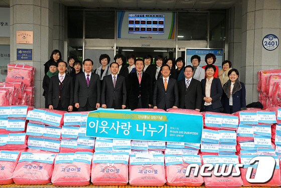 © News1 8일 김해 하나님의 교회 세계복음 선교협회( 김계수 목사앞줄 오른쪽에서 네번째) 가 김해 시청을 방문해 어려운 이웃 을 위해 이불 100채를 기탁 하고 있다 .