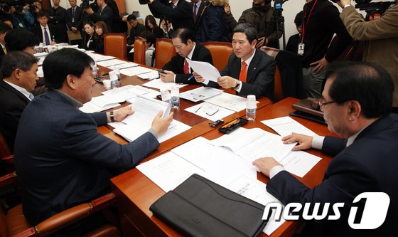 8일 오후 서울 여의도 국회에서 열린 정치개혁특별위원회 지방선거 관련법 소위원회에서 백재현 소위원장과 여야 의원들이 기초선거 정당공천제 폐지문제를 논의하고 있다. 2014.1.8/뉴스1 © News1   허경 기자