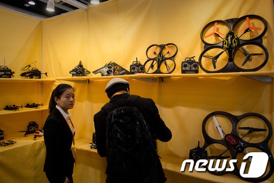 지난 8일&#40;현지시간&#41; 홍콩에서 열린 &#39;2014 홍콩국제완구및게임박람회&#39; 전시장을 둘러보고 있는 한 성인 남성의 모습.© AFP=News1 