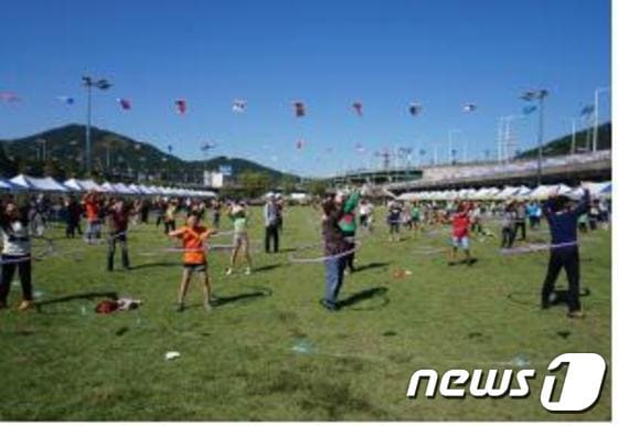 수영강변 페스티벌위원회는 11일 수영강시민공원에서 ‘제4회 수영강변 페스티벌’을 개최한다. 사진은 지난해 행사장면. <해운대구 제공>ⓒ News1